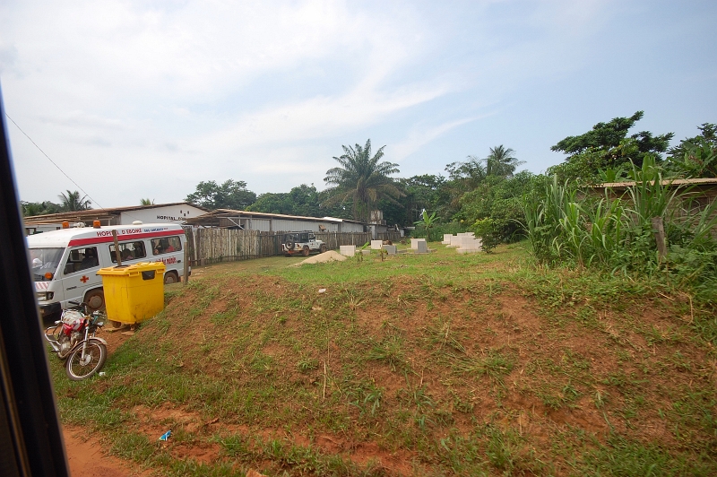 DSC_0640.JPG - Kribi, left hospital, right cemetery