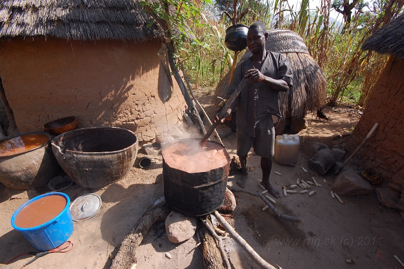 DSC_9541.JPG - Wangai, koma people, sorgum beer Bil-bil