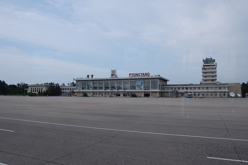 DSC_3572.JPG - Pyongyang airport, place where  you never miss your slot