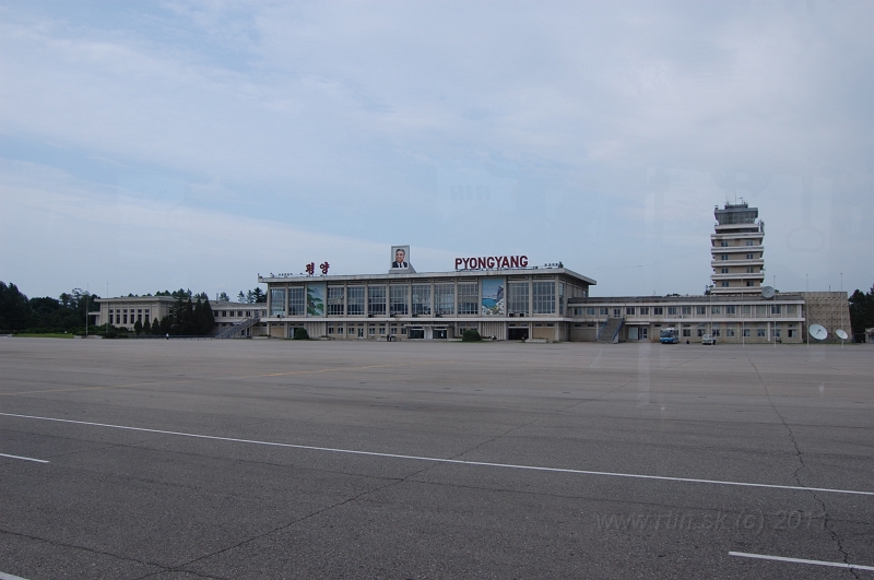 DSC_3572.JPG - Pyongyang airport, place where  you never miss your slot
