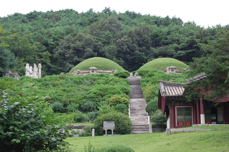 DSC_4189.JPG - tombs of korean kings