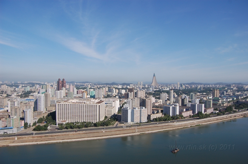 DSC_4571.JPG - Pyongyang panorama from Yanggakdo Hotel