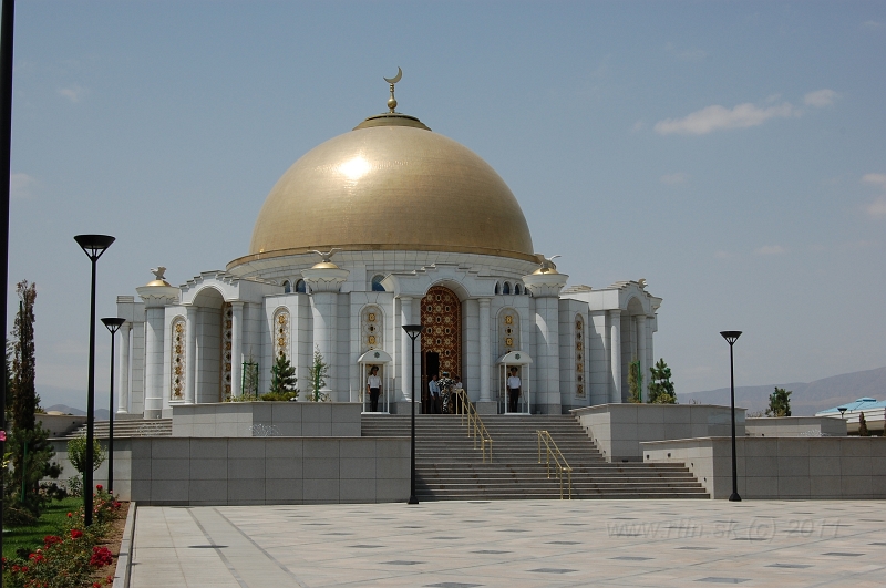 DSC_2538.JPG - Saparmurat Nyazov, i.e. Turkmenbashi's mausoleum