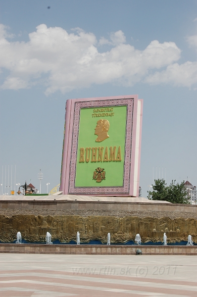 DSC_2659.JPG - Ruhnama book