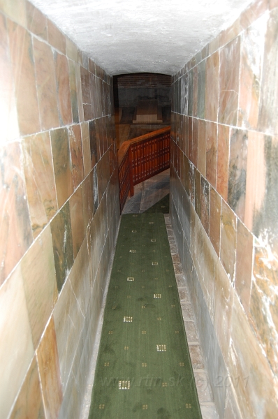 DSC_1757.JPG - basement of the Timur's thomb
